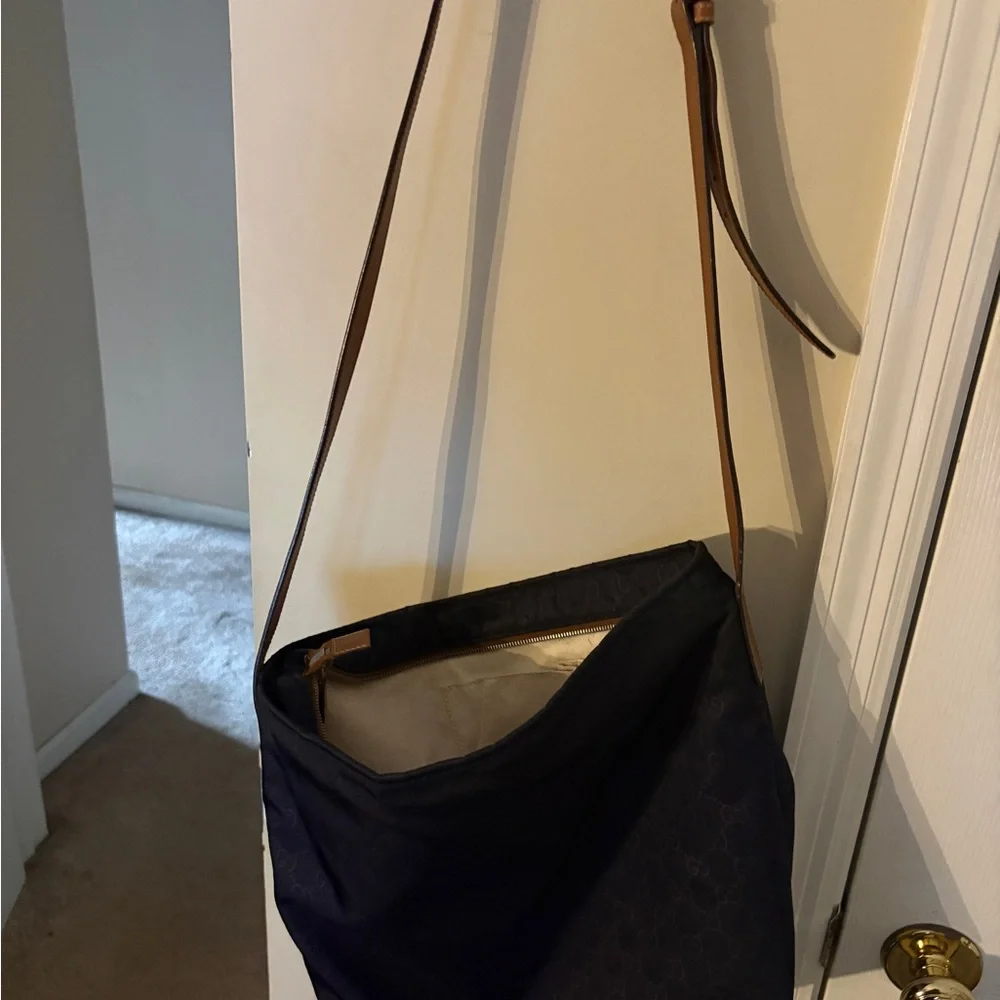 Gucci Navy nylon Messenger Bag with Brown Leather Strap - Picture 2 of 16